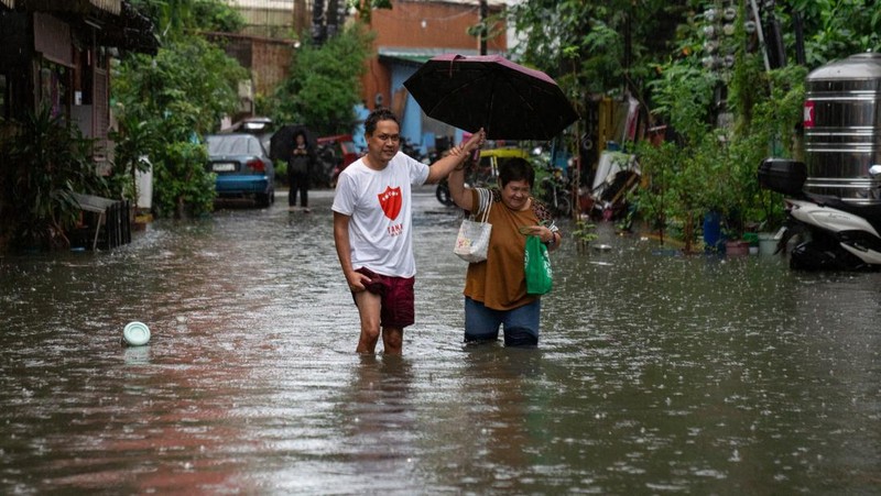 A car wades through a flooded road following heavy rains brought by Typhoon Gaemi, in Manila, Philippines, July 24, 2024. REUTERS/Lisa Marie David