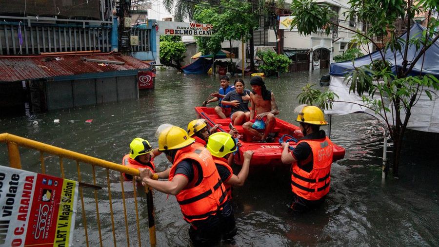 A car wades through a flooded road following heavy rains brought by Typhoon Gaemi, in Manila, Philippines, July 24, 2024. REUTERS/Lisa Marie David