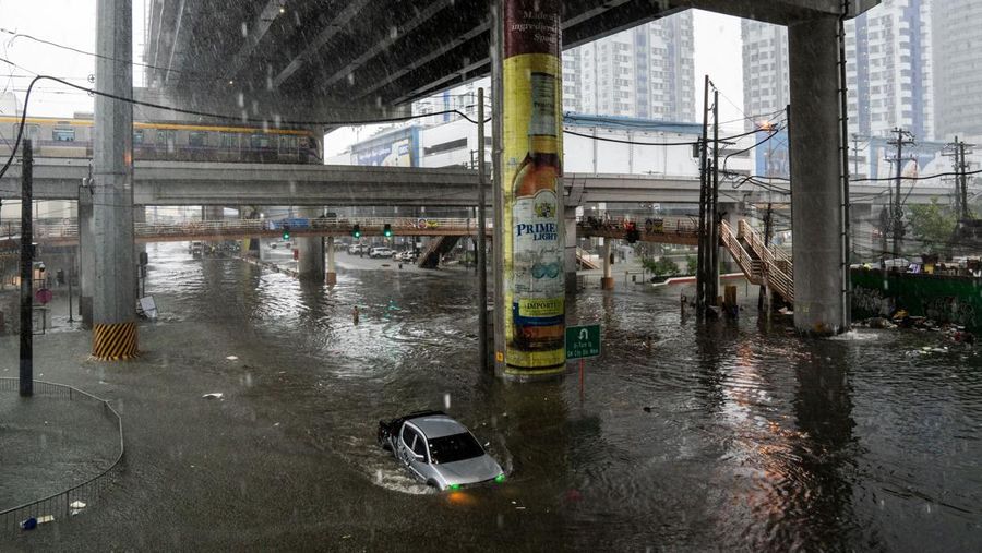 A car wades through a flooded road following heavy rains brought by Typhoon Gaemi, in Manila, Philippines, July 24, 2024. REUTERS/Lisa Marie David