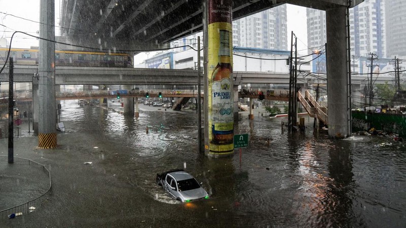 A car wades through a flooded road following heavy rains brought by Typhoon Gaemi, in Manila, Philippines, July 24, 2024. REUTERS/Lisa Marie David