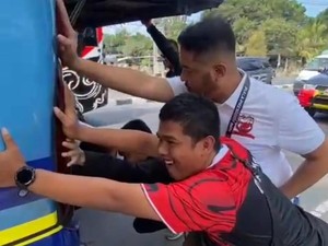 Apes! Bus Madura United Mogok, Pemain Naik Taksi Online ke Stadion