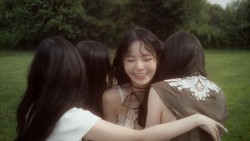 Cuplikan Empat Member Baru FIFTY FIFTY di Teaser Siluet