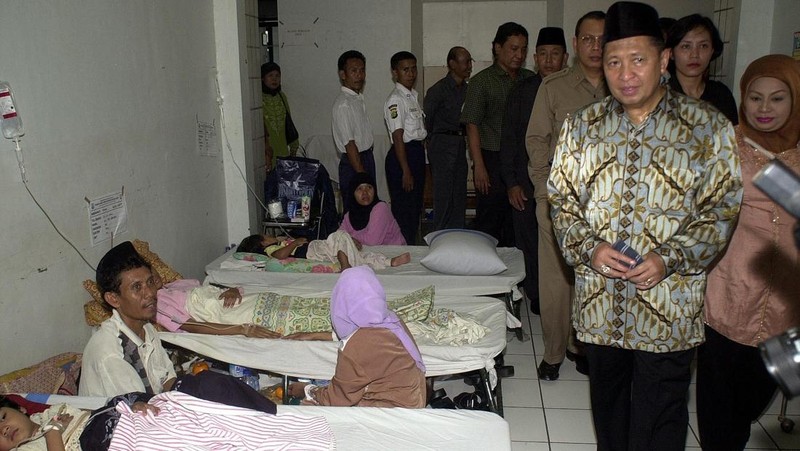 Indonesia's Vice President Hamzah Haz gestures as he speaks at a seminar in Jakarta, Indonesia, Wednesday, Dec. 18, 2002. Haz, a hard-line Islamic politician who has previously defended radicals and denied that Indonesia had a terrorism problem, on Tuesday downplayed his past differences with President Megawati Sukarnoputri saying that Indonesia's government is now united in fighting terrorism. (AP Photo/Muchtar Zakaria)