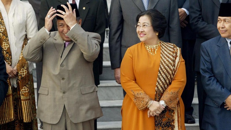 Indonesia's Vice President Hamzah Haz gestures as he speaks at a seminar in Jakarta, Indonesia, Wednesday, Dec. 18, 2002. Haz, a hard-line Islamic politician who has previously defended radicals and denied that Indonesia had a terrorism problem, on Tuesday downplayed his past differences with President Megawati Sukarnoputri saying that Indonesia's government is now united in fighting terrorism. (AP Photo/Muchtar Zakaria)