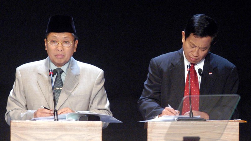 Indonesia's Vice President Hamzah Haz gestures as he speaks at a seminar in Jakarta, Indonesia, Wednesday, Dec. 18, 2002. Haz, a hard-line Islamic politician who has previously defended radicals and denied that Indonesia had a terrorism problem, on Tuesday downplayed his past differences with President Megawati Sukarnoputri saying that Indonesia's government is now united in fighting terrorism. (AP Photo/Muchtar Zakaria)