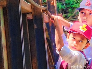 Mereka yang Menantang Maut Demi Sekolah di Sukabumi