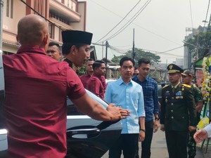 Jokowi dan Gibran Melayat ke Rumah Duka Hamzah Haz di Matraman