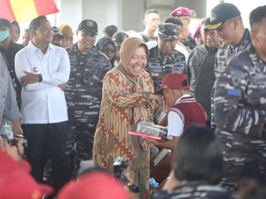 Mensos Risma dan TNI AL Launching Perpustakaan Terapung di Maluku