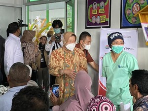 Mensos Gelar Operasi Katarak Gratis untuk 120 Orang di Kepulauan Kei Besar