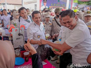 Aep Tampung Aspirasi Warga Desa di Gebyar Paten Karawang