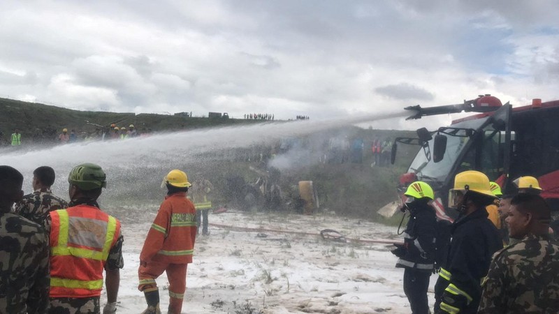 Asap mengepul dari Bandara Internasional Tribhuvan di Kathmandu, Nepal, Rabu, 24 Juli 2024. Televisi pemerintah di Nepal melaporkan sebuah pesawat tergelincir dari landasan dan jatuh saat mencoba lepas landas dari bandara Kathmandu. (AP Photo/Agniia Galdanova)