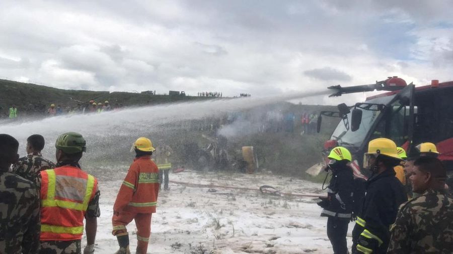 Asap mengepul dari Bandara Internasional Tribhuvan di Kathmandu, Nepal, Rabu, 24 Juli 2024. Televisi pemerintah di Nepal melaporkan sebuah pesawat tergelincir dari landasan dan jatuh saat mencoba lepas landas dari bandara Kathmandu. (AP Photo/Agniia Galdanova)