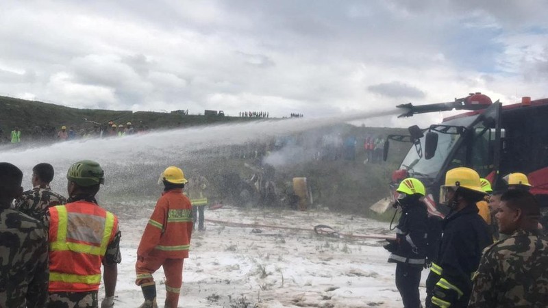 Asap mengepul dari Bandara Internasional Tribhuvan di Kathmandu, Nepal, Rabu, 24 Juli 2024. Televisi pemerintah di Nepal melaporkan sebuah pesawat tergelincir dari landasan dan jatuh saat mencoba lepas landas dari bandara Kathmandu. (AP Photo/Agniia Galdanova)