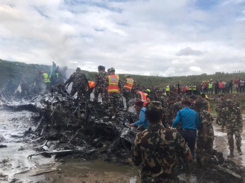 Asap mengepul dari Bandara Internasional Tribhuvan di Kathmandu, Nepal, Rabu, 24 Juli 2024. Televisi pemerintah di Nepal melaporkan sebuah pesawat tergelincir dari landasan dan jatuh saat mencoba lepas landas dari bandara Kathmandu. (AP Photo/Agniia Galdanova)