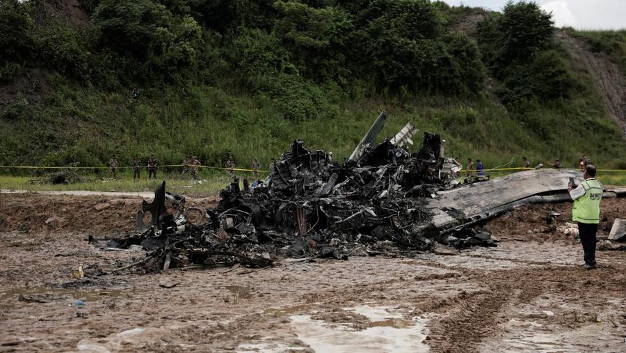 Asap mengepul dari Bandara Internasional Tribhuvan di Kathmandu, Nepal, Rabu, 24 Juli 2024. Televisi pemerintah di Nepal melaporkan sebuah pesawat tergelincir dari landasan dan jatuh saat mencoba lepas landas dari bandara Kathmandu. (AP Photo/Agniia Galdanova)