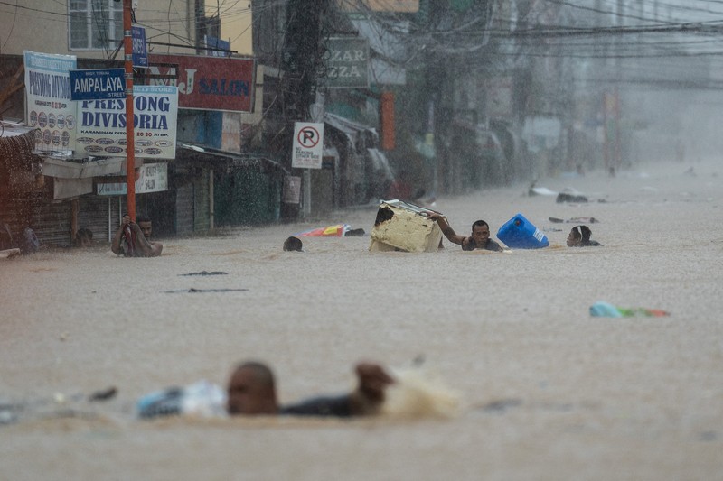 Warga yang berlindung di sebuah sekolah untuk sementara diubah menjadi pusat evakuasi menyusul hujan lebat dan banjir yang dibawa oleh Topan Gaemi, di Kota Marikina, Metro Manila, Filipina, 24 Juli 2024. Warga yang berlindung di sebuah sekolah untuk sementara diubah menjadi pusat evakuasi menyusul hujan lebat dan banjir yang dibawa oleh Topan Gaemi, di Kota Marikina, Metro Manila, Filipina, 24 Juli 2024. (REUTERS/Lisa Marie David)