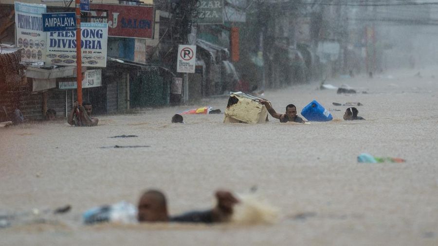 Warga yang berlindung di sebuah sekolah untuk sementara diubah menjadi pusat evakuasi menyusul hujan lebat dan banjir yang dibawa oleh Topan Gaemi, di Kota Marikina, Metro Manila, Filipina, 24 Juli 2024. (REUTERS/Lisa Marie David)