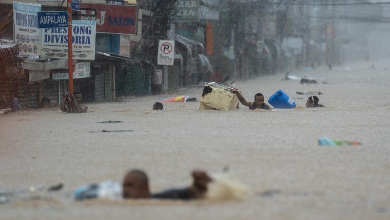 Warga yang berlindung di sebuah sekolah untuk sementara diubah menjadi pusat evakuasi menyusul hujan lebat dan banjir yang dibawa oleh Topan Gaemi, di Kota Marikina, Metro Manila, Filipina, 24 Juli 2024. (REUTERS/Lisa Marie David)
