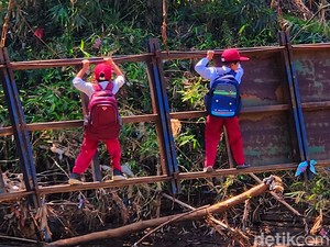 Pesan Para Pelajar Penyebrang Jembatan Miring di Sukabumi ke Jokowi