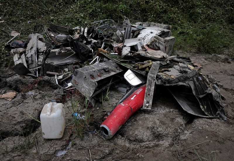 Pemandangan menunjukkan puing-puing pesawat Saurya Airlines yang terbakar setelah tergelincir dari landasan pacu saat lepas landas di Bandara Internasional Tribhuvan, di Kathmandu, Nepal, 24 Juli 2024. Pemandangan menunjukkan puing-puing pesawat Saurya Airlines yang terbakar setelah tergelincir dari landasan pacu saat lepas landas di Bandara Internasional Tribhuvan, di Kathmandu, Nepal, 24 Juli 2024. (REUTERS/Navesh Chitrakar)