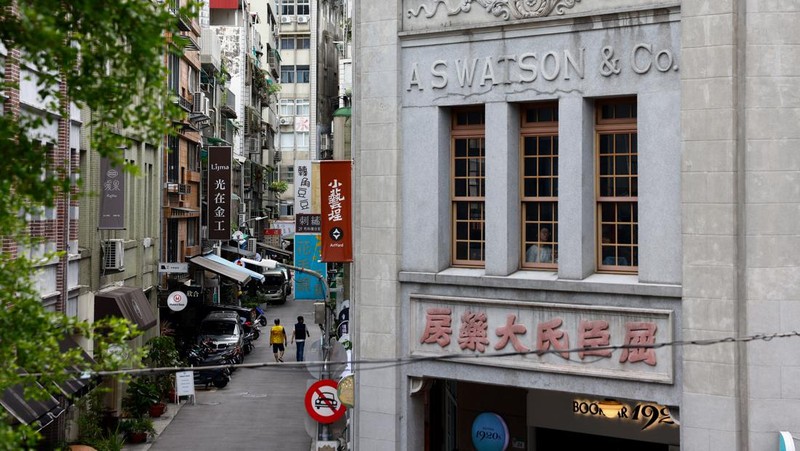 Pemandangan menunjukkan jalan kosong saat orang-orang berpartisipasi dalam latihan serangan udara tahunan, di mana mereka diperintahkan untuk tetap berada di dalam rumah selama 30 menit di Taipei, Taiwan 23 Juli 2024. (REUTERS/Ann Wang )