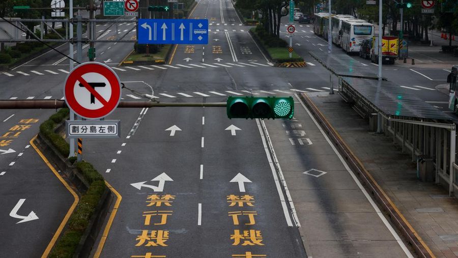 Pemandangan menunjukkan jalan kosong saat orang-orang berpartisipasi dalam latihan serangan udara tahunan, di mana mereka diperintahkan untuk tetap berada di dalam rumah selama 30 menit di Taipei, Taiwan 23 Juli 2024. (REUTERS/Ann Wang )