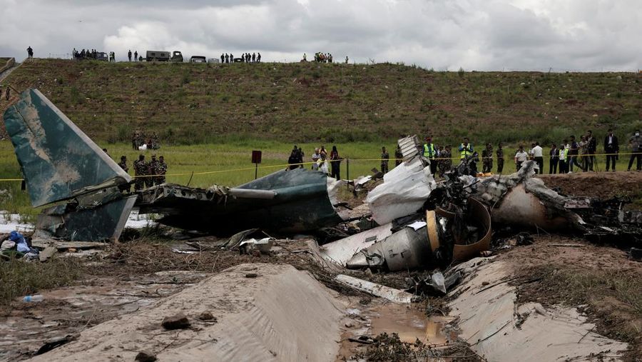 Pemandangan menunjukkan puing-puing pesawat Saurya Airlines yang terbakar setelah tergelincir dari landasan pacu saat lepas landas di Bandara Internasional Tribhuvan, di Kathmandu, Nepal, 24 Juli 2024. (REUTERS/Navesh Chitrakar)