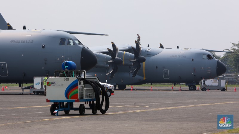 Pesawat tempur milik militer Prancis Dassault Rafale A330 MRTT mendarat di Apron Selatan, Pangkalan Udara Halim Perdanakusuma, Jakarta, Rabu (24/7/2023). Pesawat tempur milik militer Prancis Dassault Rafale A330 MRTT mendarat di Apron Selatan, Pangkalan Udara Halim Perdanakusuma, Jakarta, Rabu (24/7/2023). (CNBC Indonesia/Faisal Rahman)