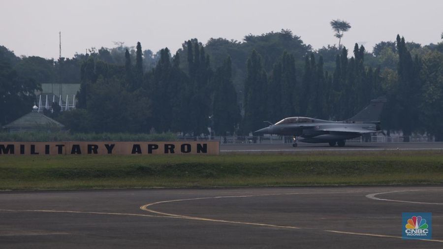 Pesawat tempur milik militer Prancis Dassault Rafale A330 MRTT mendarat di Apron Selatan, Pangkalan Udara Halim Perdanakusuma, Jakarta, Rabu (24/7/2023). (CNBC Indonesia/Faisal Rahman)