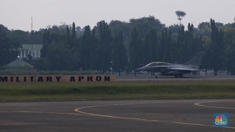 Pesawat tempur milik militer Prancis Dassault Rafale A330 MRTT mendarat di Apron Selatan, Pangkalan Udara Halim Perdanakusuma, Jakarta, Rabu (24/7/2023). (CNBC Indonesia/Faisal Rahman)