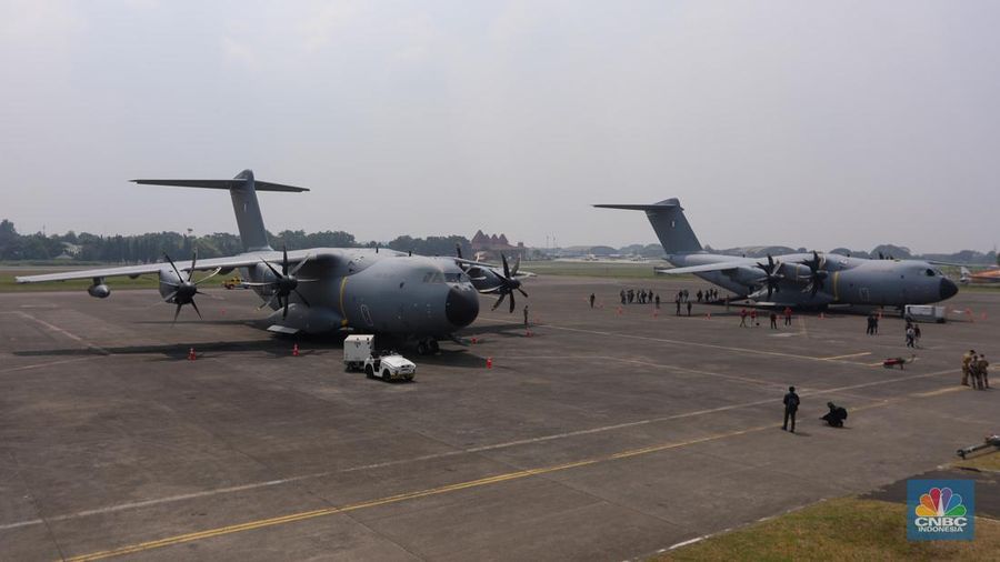 Pesawat tempur milik militer Prancis Dassault Rafale A330 MRTT mendarat di Apron Selatan, Pangkalan Udara Halim Perdanakusuma, Jakarta, Rabu (24/7/2023). (CNBC Indonesia/Faisal Rahman)