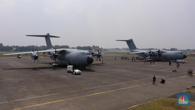 Pesawat tempur milik militer Prancis Dassault Rafale A330 MRTT mendarat di Apron Selatan, Pangkalan Udara Halim Perdanakusuma, Jakarta, Rabu (24/7/2023). (CNBC Indonesia/Faisal Rahman)