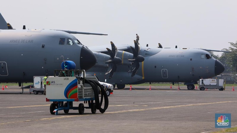 Pesawat tempur milik militer Prancis Dassault Rafale A330 MRTT mendarat di Apron Selatan, Pangkalan Udara Halim Perdanakusuma, Jakarta, Rabu (24/7/2023). (CNBC Indonesia/Faisal Rahman)