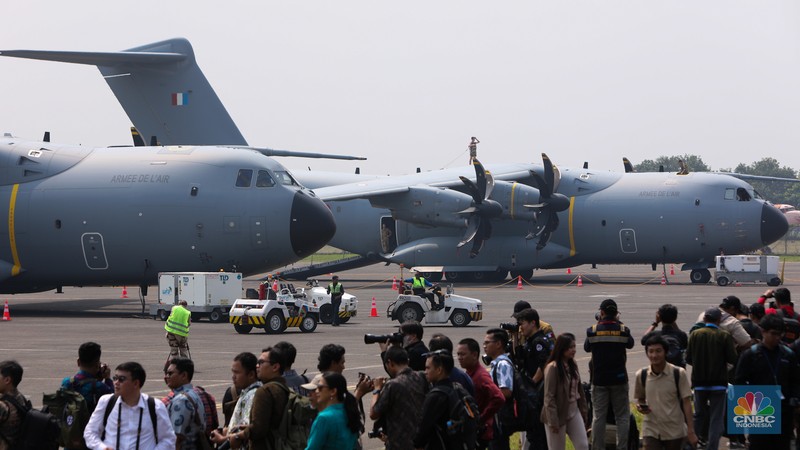 Pesawat tempur milik militer Prancis Dassault Rafale A330 MRTT mendarat di Apron Selatan, Pangkalan Udara Halim Perdanakusuma, Jakarta, Rabu (24/7/2023). Pesawat tempur milik militer Prancis Dassault Rafale A330 MRTT mendarat di Apron Selatan, Pangkalan Udara Halim Perdanakusuma, Jakarta, Rabu (24/7/2023). (CNBC Indonesia/Faisal Rahman)