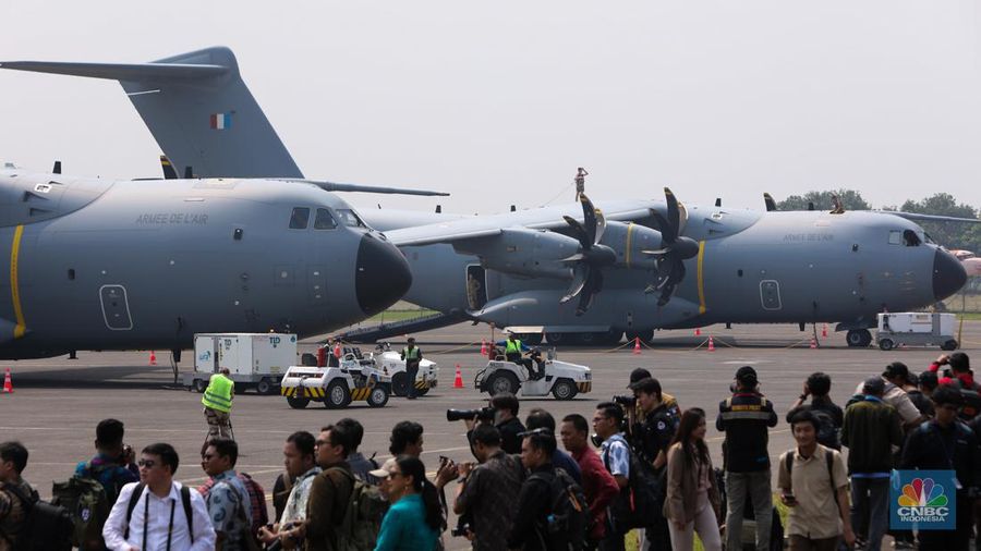 Pesawat tempur milik militer Prancis Dassault Rafale A330 MRTT mendarat di Apron Selatan, Pangkalan Udara Halim Perdanakusuma, Jakarta, Rabu (24/7/2023). (CNBC Indonesia/Faisal Rahman)