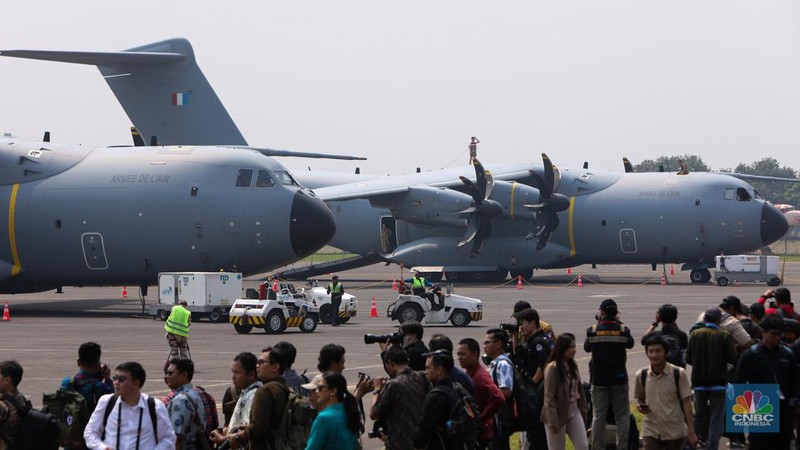 Pesawat tempur milik militer Prancis Dassault Rafale A330 MRTT mendarat di Apron Selatan, Pangkalan Udara Halim Perdanakusuma, Jakarta, Rabu (24/7/2023). (CNBC Indonesia/Faisal Rahman)