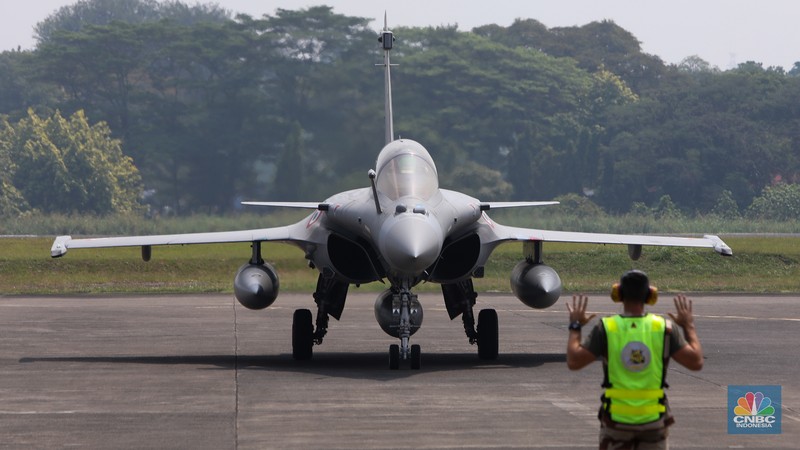 Pesawat tempur milik militer Prancis Dassault Rafale A330 MRTT mendarat di Apron Selatan, Pangkalan Udara Halim Perdanakusuma, Jakarta, Rabu (24/7/2023). Pesawat tempur milik militer Prancis Dassault Rafale A330 MRTT mendarat di Apron Selatan, Pangkalan Udara Halim Perdanakusuma, Jakarta, Rabu (24/7/2023). (CNBC Indonesia/Faisal Rahman)