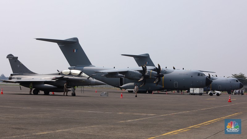 Pesawat tempur milik militer Prancis Dassault Rafale A330 MRTT mendarat di Apron Selatan, Pangkalan Udara Halim Perdanakusuma, Jakarta, Rabu (24/7/2023). Pesawat tempur milik militer Prancis Dassault Rafale A330 MRTT mendarat di Apron Selatan, Pangkalan Udara Halim Perdanakusuma, Jakarta, Rabu (24/7/2023). (CNBC Indonesia/Faisal Rahman)