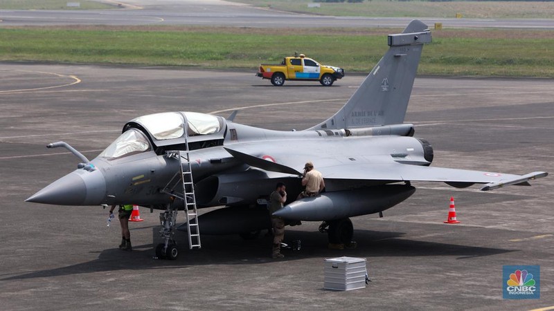 Pesawat tempur milik militer Prancis Dassault Rafale A330 MRTT mendarat di Apron Selatan, Pangkalan Udara Halim Perdanakusuma, Jakarta, Rabu (24/7/2023). (CNBC Indonesia/Faisal Rahman)