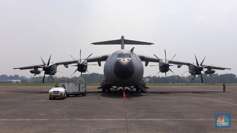 Pesawat tempur milik militer Prancis Dassault Rafale A330 MRTT mendarat di Apron Selatan, Pangkalan Udara Halim Perdanakusuma, Jakarta, Rabu (24/7/2023). (CNBC Indonesia/Faisal Rahman)