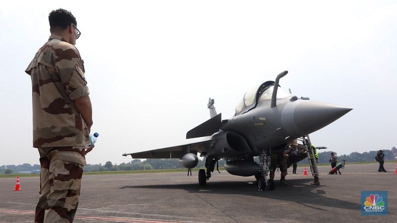 Pesawat tempur milik militer Prancis Dassault Rafale A330 MRTT mendarat di Apron Selatan, Pangkalan Udara Halim Perdanakusuma, Jakarta, Rabu (24/7/2023). (CNBC Indonesia/Faisal Rahman)