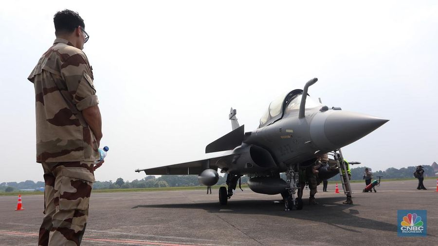 Pesawat tempur milik militer Prancis Dassault Rafale A330 MRTT mendarat di Apron Selatan, Pangkalan Udara Halim Perdanakusuma, Jakarta, Rabu (24/7/2023). (CNBC Indonesia/Faisal Rahman)