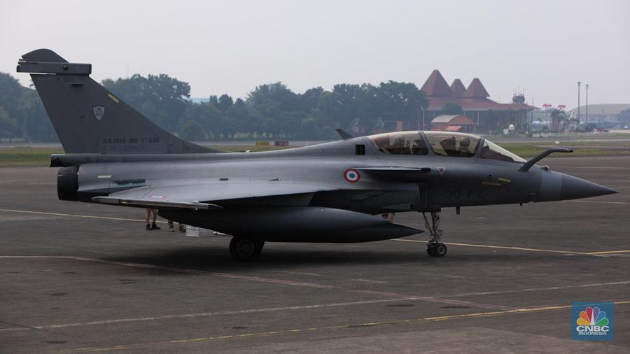 Pesawat tempur milik militer Prancis Dassault Rafale A330 MRTT mendarat di Apron Selatan, Pangkalan Udara Halim Perdanakusuma, Jakarta, Rabu (24/7/2023). (CNBC Indonesia/Faisal Rahman)