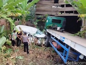 Truk Kontainter Tabrak Minibus di Pantura Subang, Satu Orang Tewas