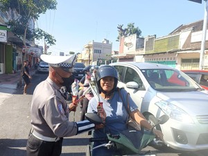 Pengendara di Blitar Semringah Diberi Bunga Saat Operasi Patuh Semeru