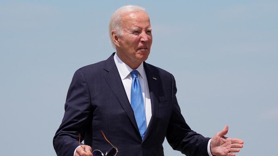 Presiden AS Joe Biden memberi isyarat setelah tiba di Pangkalan Gabungan Andrews di Maryland, AS, 23 Juli 2024. (REUTERS/Ken Cedeno)