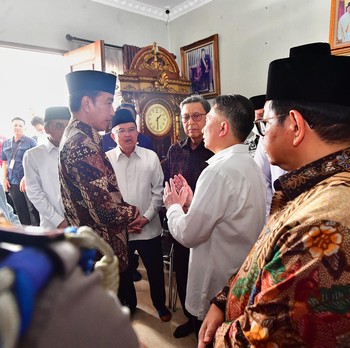 Momen Jokowi Takziah ke Rumah Duka Almarhum Hamzah Haz