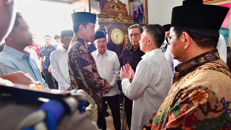 Presiden Joko Widodo melakukan takziah ke rumah duka almarhum Hamzah Haz. (Dok. Biro Pers Sekretariat Presiden/Vico)