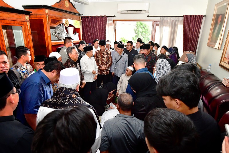 Presiden Joko Widodo melakukan takziah ke rumah duka almarhum Hamzah Haz. Presiden Joko Widodo melakukan takziah ke rumah duka almarhum Hamzah Haz. (Dok. Biro Pers Sekretariat Presiden/Vico)