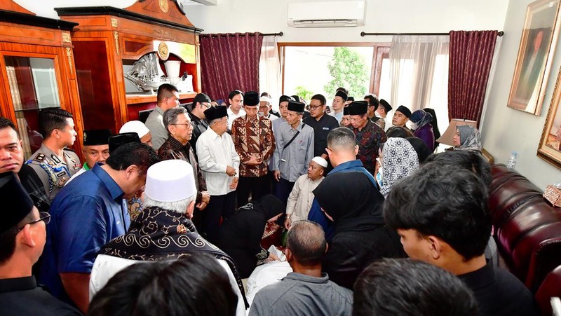 Presiden Joko Widodo melakukan takziah ke rumah duka almarhum Hamzah Haz. (Dok. Biro Pers Sekretariat Presiden/Vico)